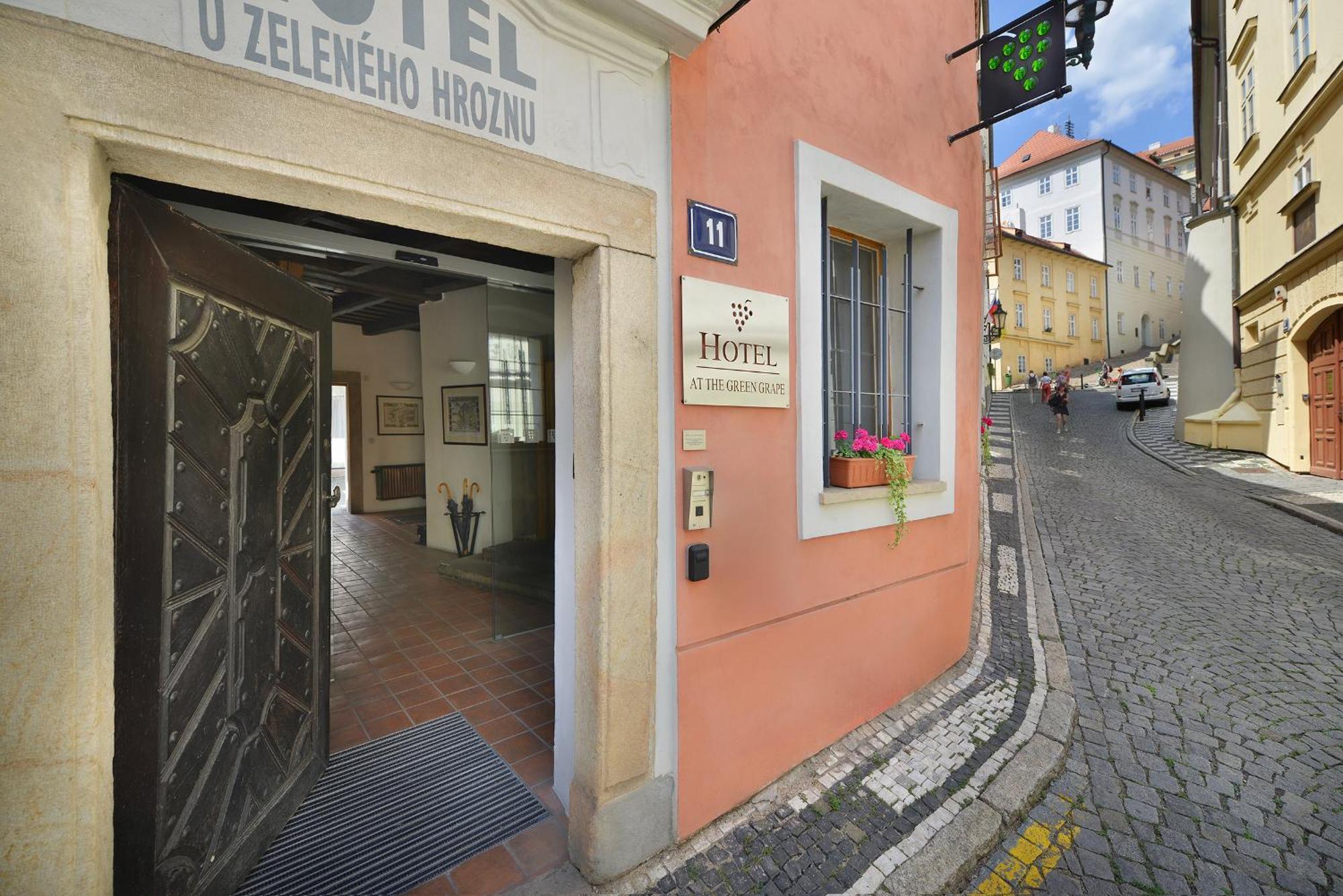 Hotel At The Green Grape Praga Exterior foto